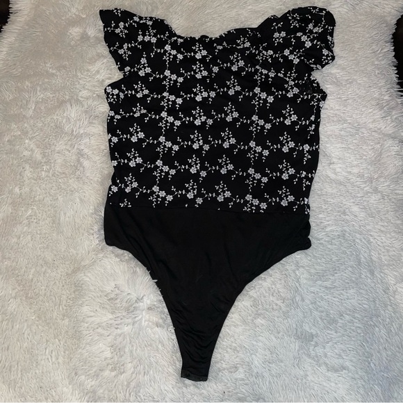 Nwt Roommates white Floral Top ruffle Bodysuit Size X-Large black v-neck button - Picture 9 of 10